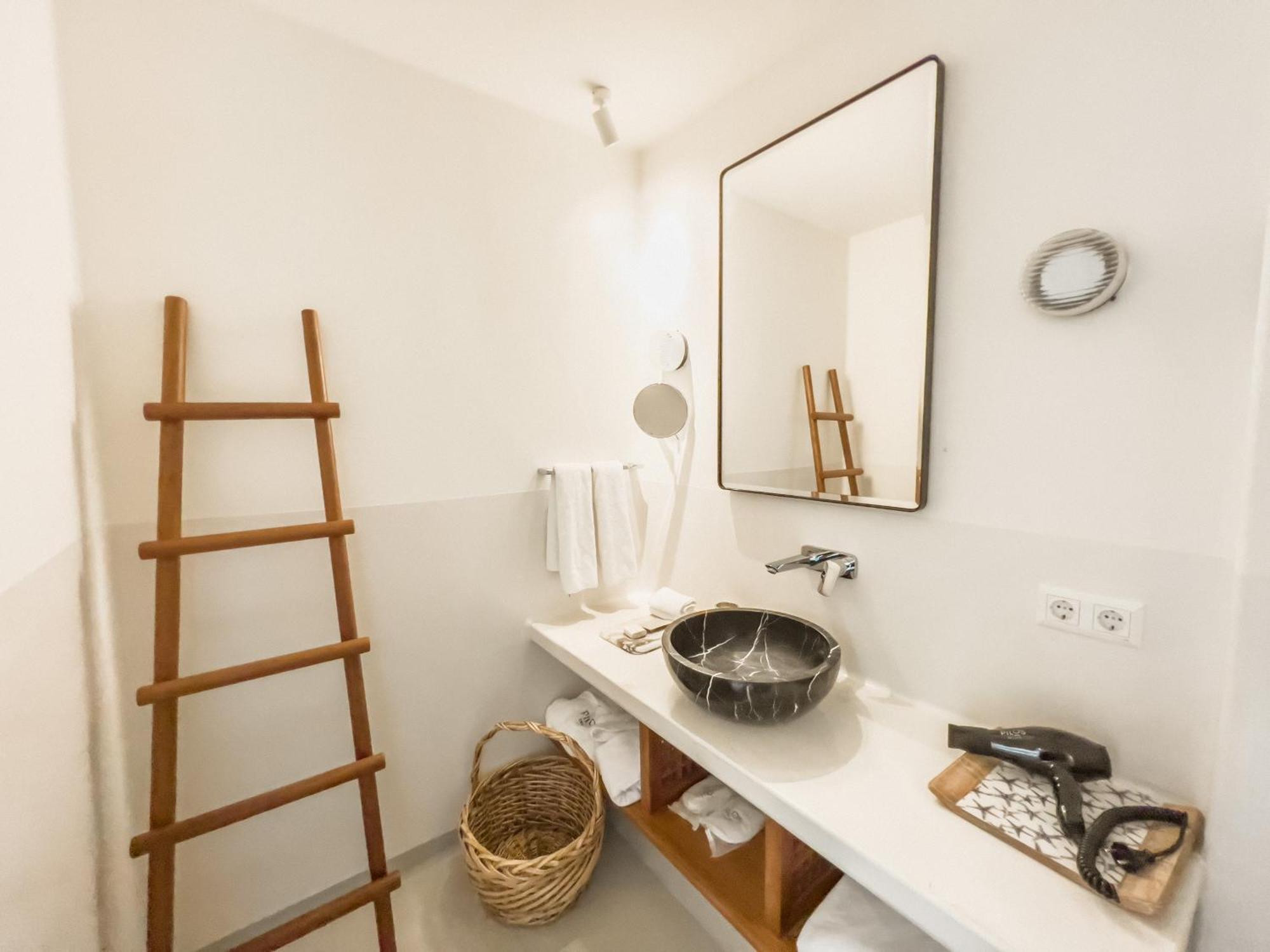 Pilos Suites تورونشْ المظهر الخارجي الصورة